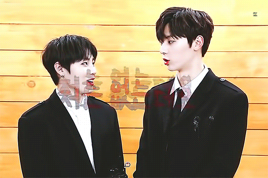  [ 워너원 X 황민현 인터뷰 움짤 ] 190103 미국판 복면가왕 방송기념 축전