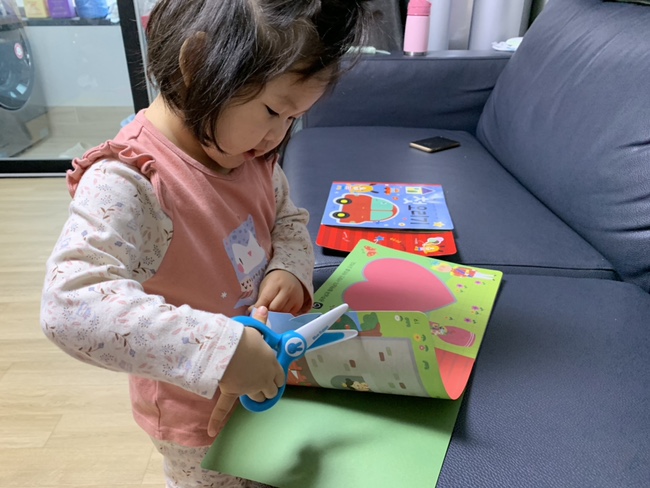  교육용완구 블루래빗 iqbaby 안전가위로 4세 첫오리기