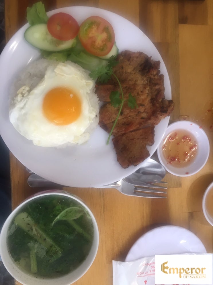 호치민 4군 커피집?밥집? 둘 다 해결 가능한 익스프레스 커피!! 호치민 4군 커피집?밥집? 둘 다 해결 가능한 익스프레스 커피!!