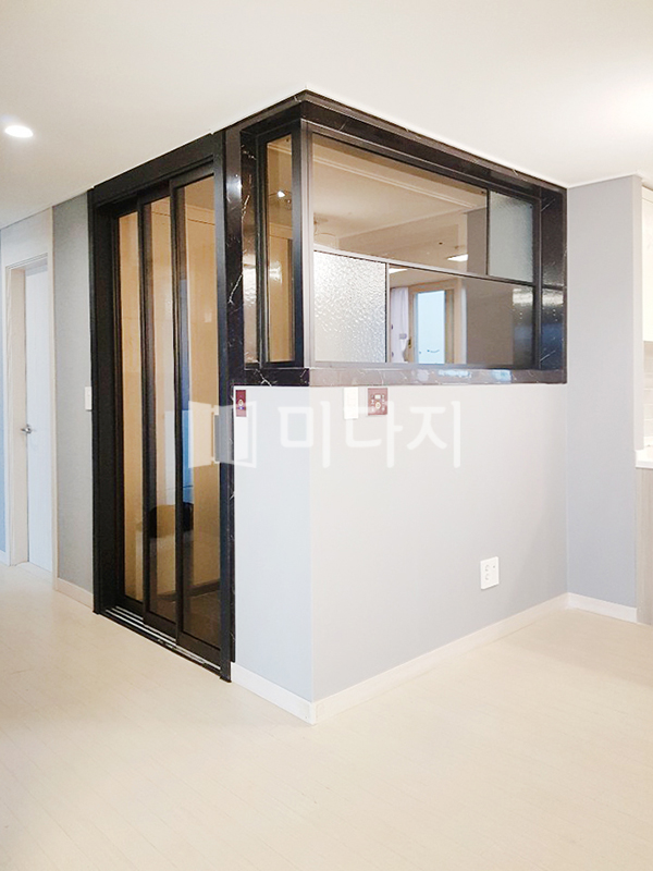  파주 와동동 롯데캐슬에 시공한 브론즈 강화유리 ㄱ자 초슬림 3연동 누드도어(철파티션)