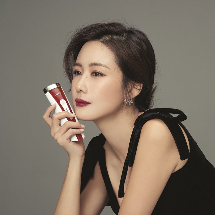  홍은희 화보 속 얼굴마사지기구 :: 실큰 고주파마사지기 추천해요