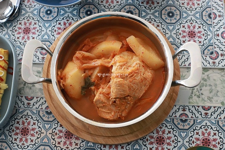  [묵은지 처리]육수 필요 없이 치킨스톡 한 수저로 끝! 돼지갈비 김치찜