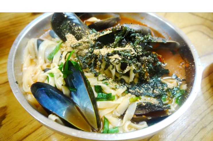  오즈패밀리 KBS 생생정보 1월10일 맛집 - 4900원 뼈해장국(조점식 순대가), 4000원 홍합 장칼국수(한아름칼국수)