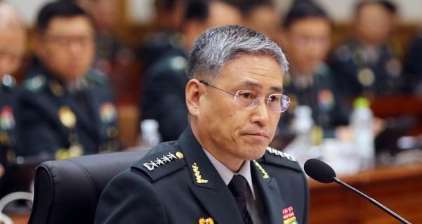  "김용우 만난 靑행정관, 軍인사자료 술집서 분실"