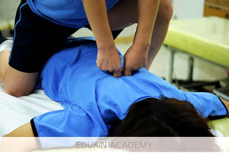 나이든 남성 마사지 치료사의 전망과 가게를 여는 데 필요한 추진력