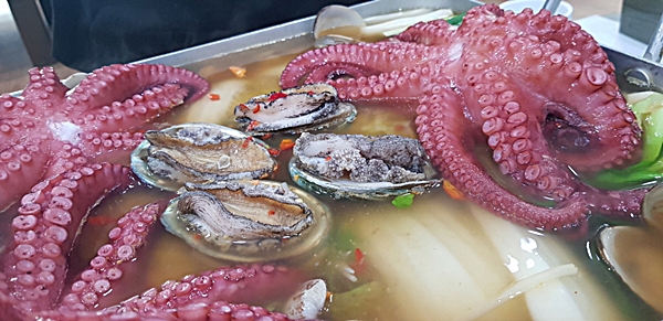  청주 몸보신 팔팔문어전복탕
