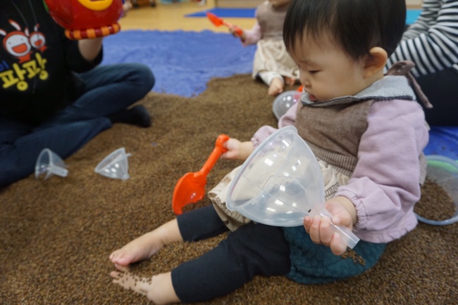  도레미팡팡 발을 이용한 결명자 촉감놀이