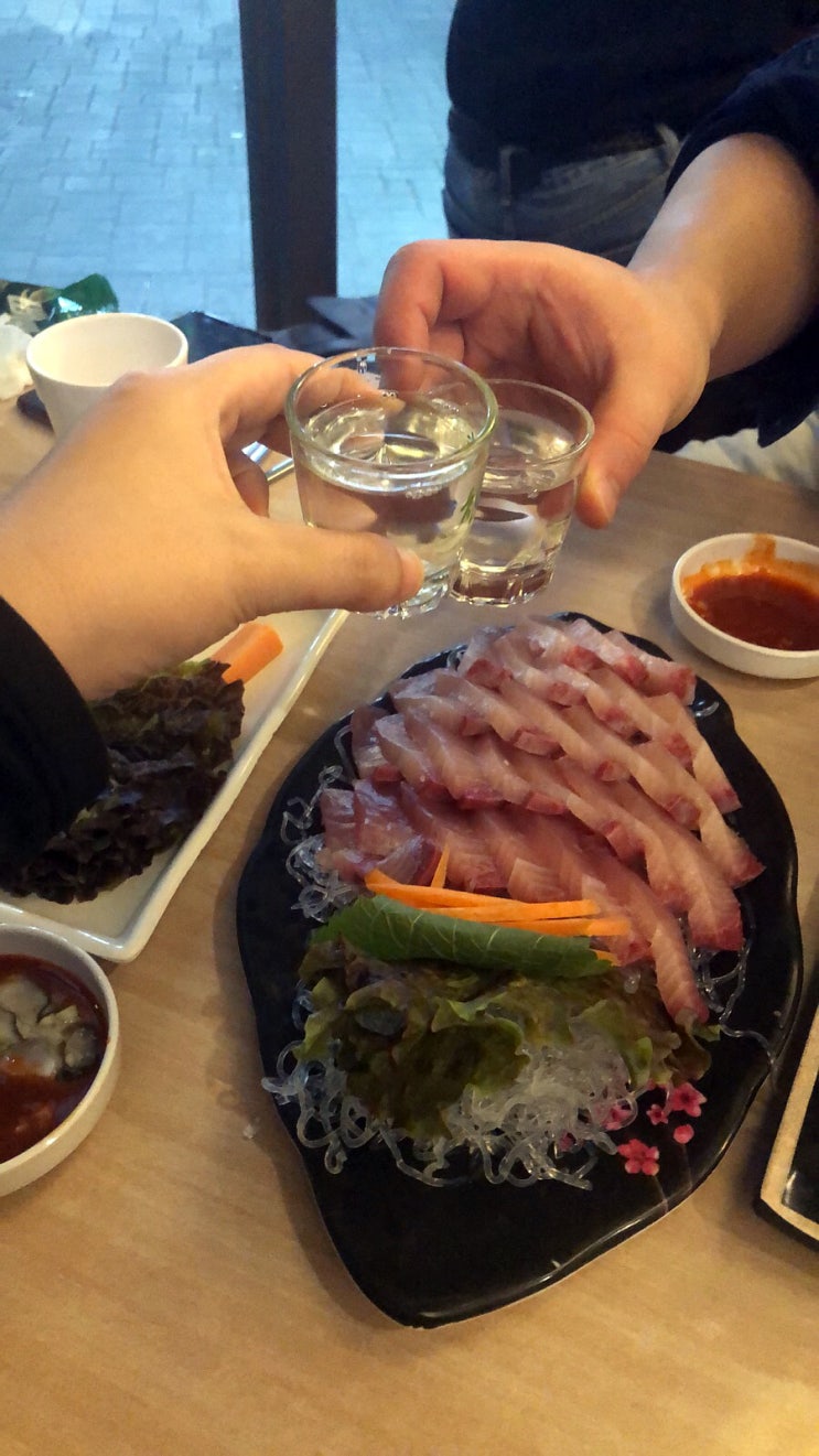  늦가을 11월부터 이듬해 2월까지제철 회 황제 방어회, 왕십리역 싱싱오징어바다 한양대점 갓성비 스끼다시 쩔어주는 퀄리티 횟집 맛집 추천