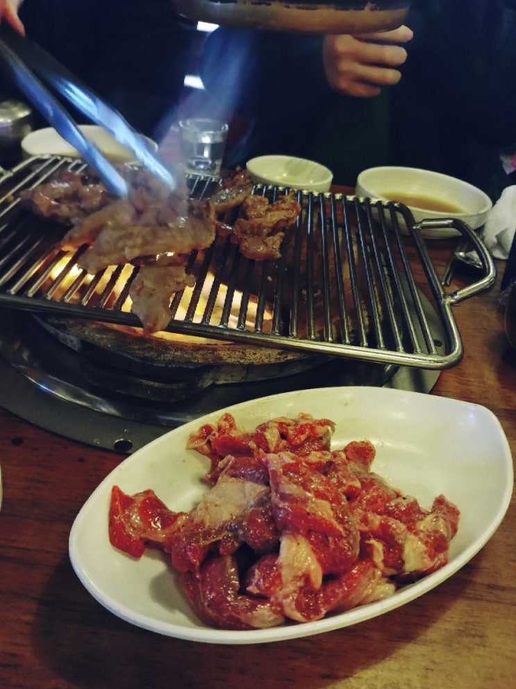  수원역 팔달구 항교로 가성비 넉넉한 고깃집 : 껍데기 맛집으로 유명한 서래갈매기 수원역점 삼겹살 갈매기살 연탄불 고기 구이 먹은 후기