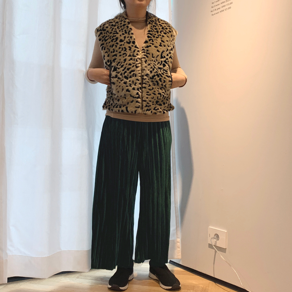데일리룩을 원하는 날엔? : <b>레오</b> 퍼 베스트 & <b>모마</b> 플리츠 팬츠