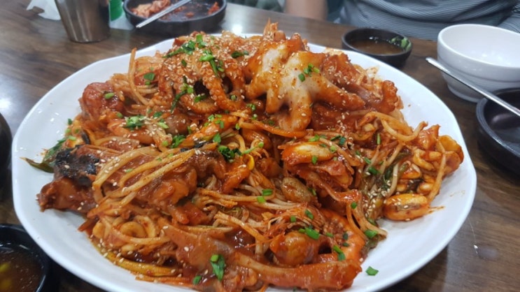  옥수해물찜칼국수- 옥수역에 딱 붙어있는 아구찜명가. 쫄깃한 아구과 신선한 해물들이 만난 대왕해물찜.