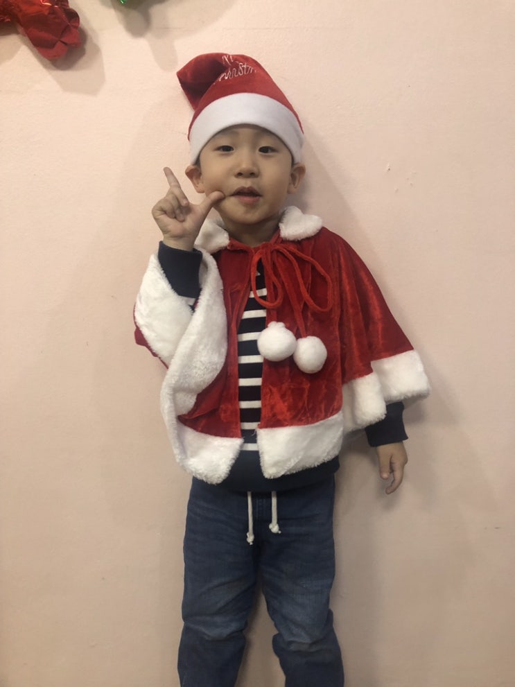 어린이집 크리스마스 행사 산타클로스가 주는 선물 가득으로 신난 5살 아들