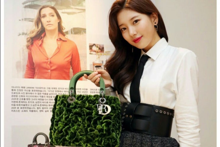 수지 디올 레이디 아트 전시장에서 뽐낸 화려한 디올 패션 수지 디올 레이디 아트 전시장에서 뽐낸 화려한 디올 패션
