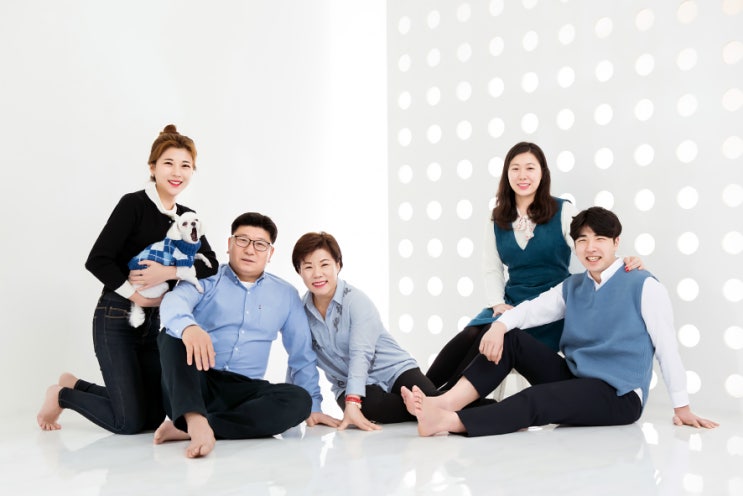  강아지와 함께 5인 가정 구리가족사진 찍어 봤습니다