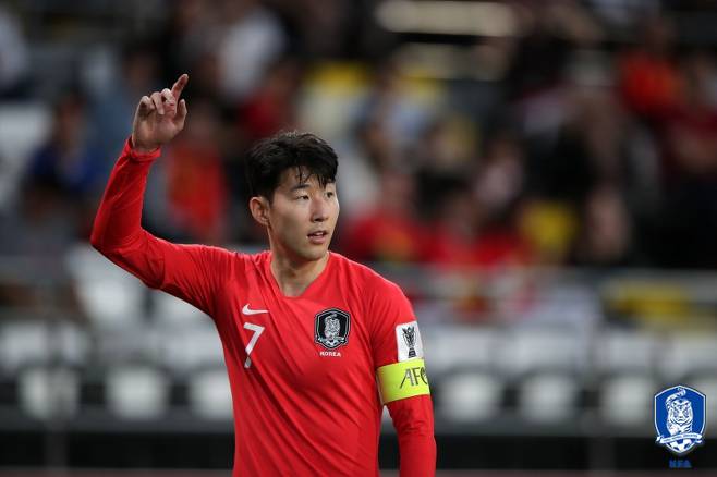 [아시안컵 한국 중국 축구]'역시 손흥민!' 대한민국 2-0 중국, 황의조의 PK 선제골/코너킥에서 터진 김민재의 추가골