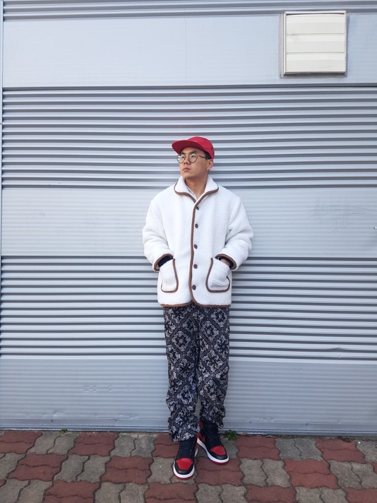  데일리룩 #115 겨울남자 데일리룩 스트릿룩 슈프림캠프캡 양털자켓 트랙팬츠 조던1 브레드