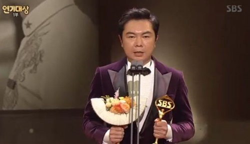 [2018 SBS 연기대상] 임원희가 연기대상에서 받은 '조연상'이 첫 수상? 상상하지 못했다.