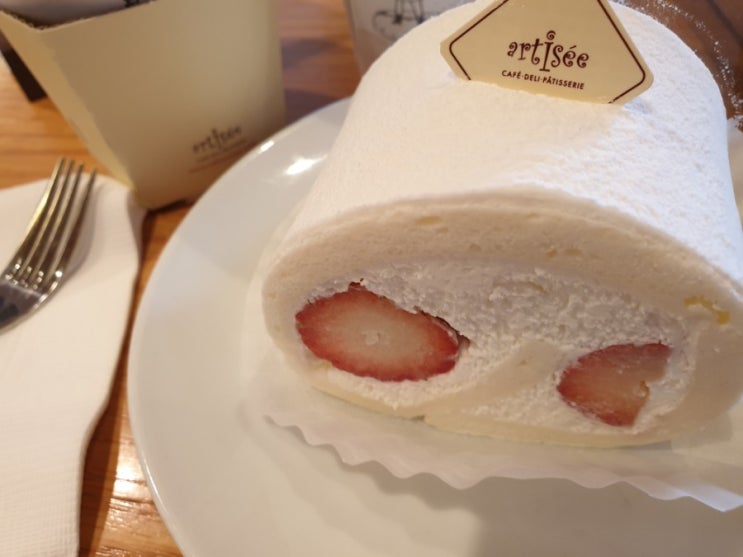  강남역 카페 아티제 스트로베리 화이트롤