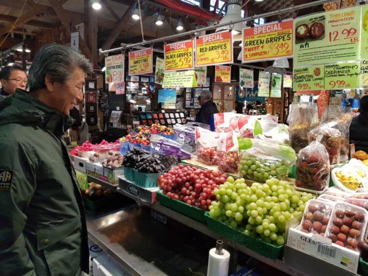  천안 포도 농민들이 미국 중국 캐나다 뉴질랜드에 국산 포도 75톤을 수출한 비결은? 동료들과 함께 수출길 개척한 박용하 봉도월포도원 대표.