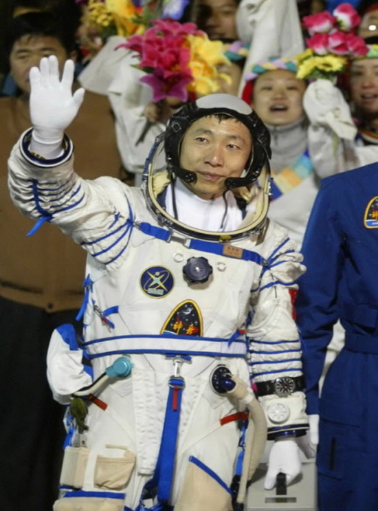  역린 건드렸나…우주 영웅의 갑작스러운 추락