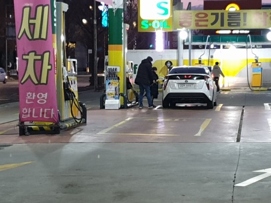 무인 셀프주유소 ‘안전관리 사각’ - 무자격 알바 상주…대형사고 발생 우려, “정기적 단속·점검 관련규정 강화 절실” 무인 셀프주유소 ‘안전관리 사각’ - 무자격 알바 상주…대형사고 발생 우려, “정기적 단속·점검 관련규정 강화 절실”