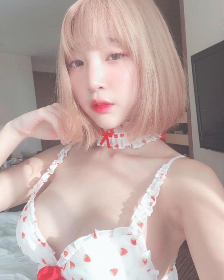 모델 강인경, 화보 비하인드컷 공개…“딸기를 닮은 백색의 갓인경”