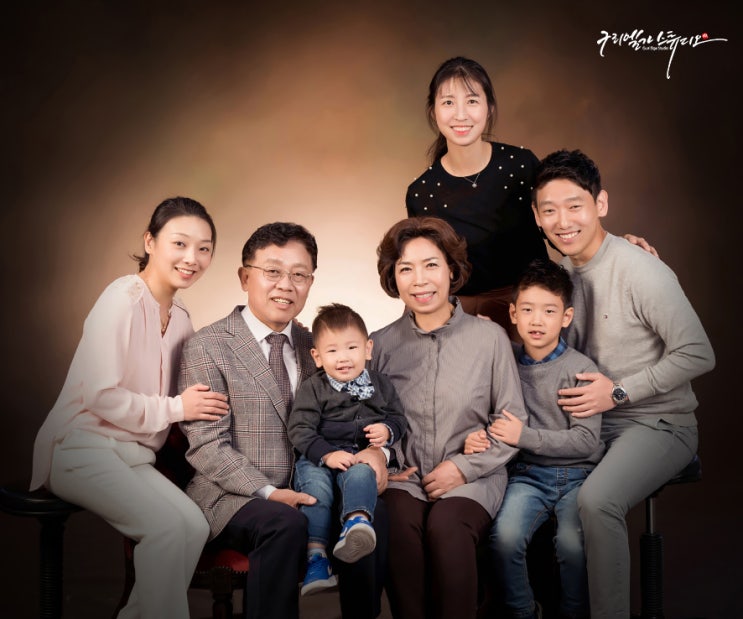  3대 가족사진으로 행복한 모습 남기기