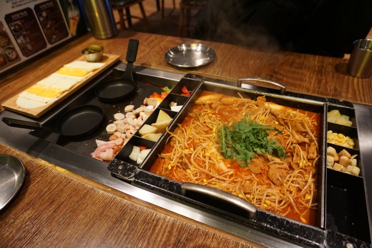 강남역 맛집 ‘메이드바이오즈’ 매운 오징어 불고기와 치즈쌈