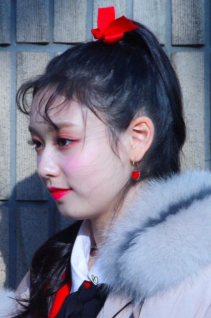 아이돌 화장이 얼마나 진한지 체감하기.gif 아이돌 화장이 얼마나 진한지 체감하기.gif