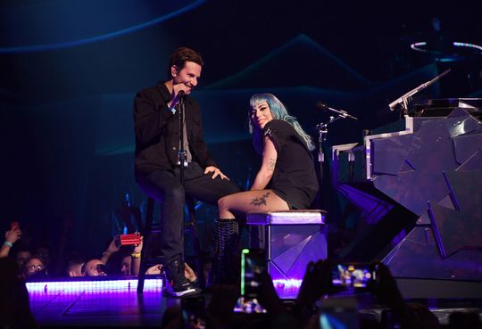  레이디 가가와 브래들리 쿠퍼의 Shallow 첫 라이브