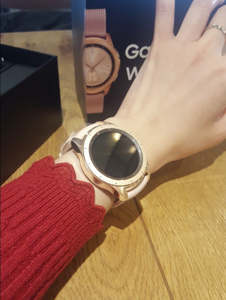 갤럭시 워치 42mm 로즈골드 개봉기와 실착용샷 후기 갤럭시 워치 42mm 로즈골드 개봉기와 실착용샷 후기