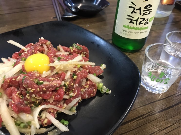  소주에 육회가 생각나던 추운 겨울에 추천해요! 분당 야탑 맛집 가성비 좋은 유쾌한육회 참조은정육식당 취해서 다먹은 사진을 못찍었네요. 마무리는 꼭 된장라면 잊지마세요.