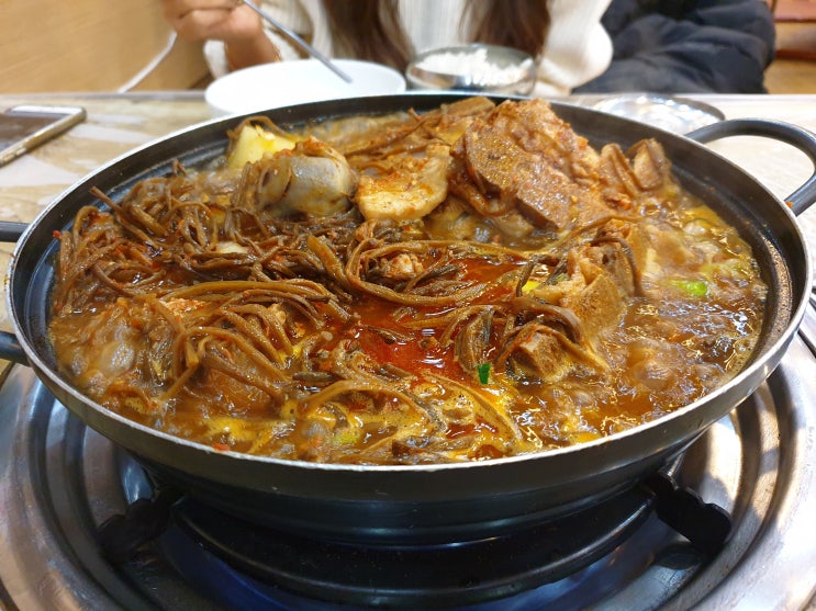  고구마순 감자탕으로 전국적 인지도를 가진 전주 맛집 - 육일식당