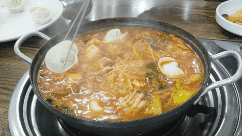  강화도 맛집 칼국수맛있는집에서 만난 인생 육개장만두전골. 포장도 양이 엄청나다.