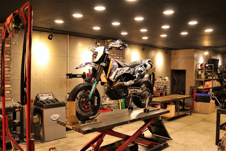  2009년식 KTM 690 SMC 작업완료!
