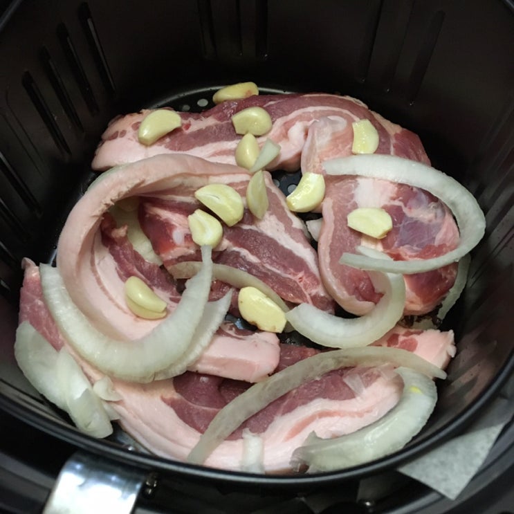  에어프라이어로 삼겹살 목살 굽기 도전! 마늘 양파 짱맛c