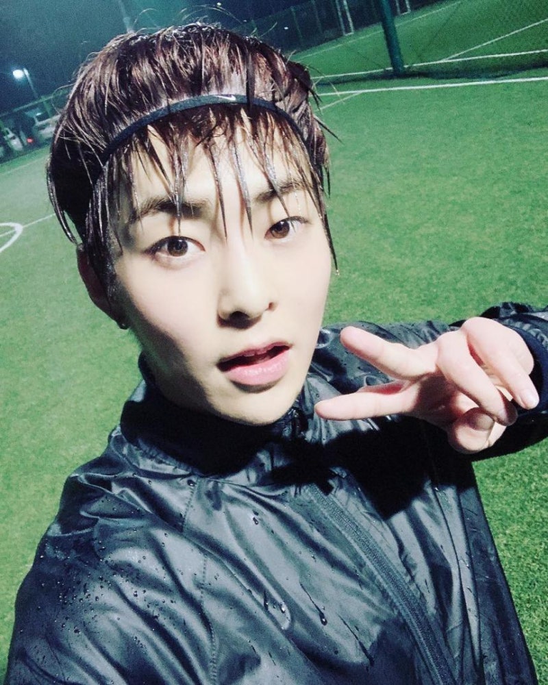 EXO Xiumin公開近況：「我在雨中踢足球了」