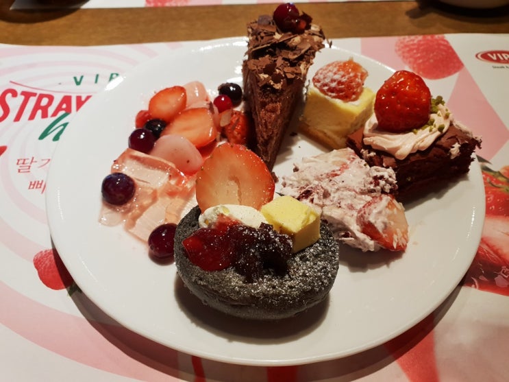  조조영화보고 빕스신메뉴 딸기홀릭 딸기뷔페 달콤하게 즐겼어요 :)