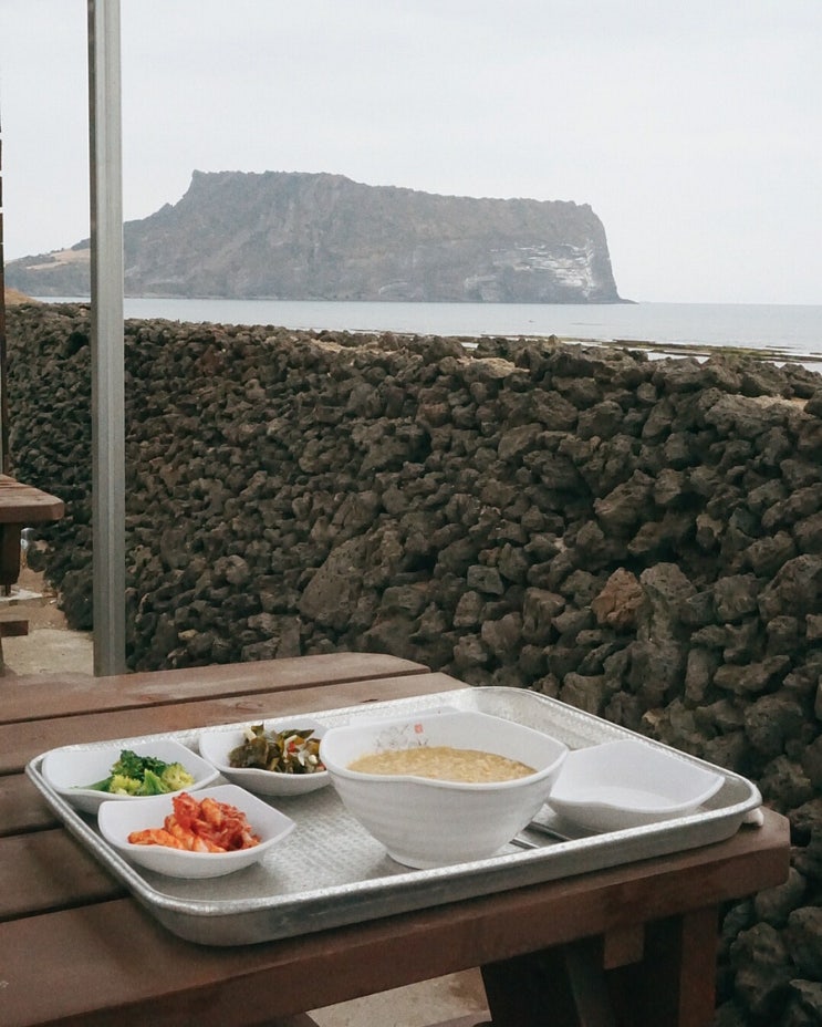  광치기 해변 근처, 성산일출봉을 보며 맛있는 제주 음식을 먹을 수 있는 곳 '백기 해녀의 집'