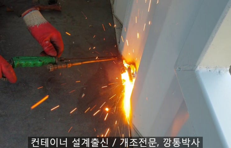  타공] 컨테이너 하우스를 짓기위한 벽체 타공, 녹방지를 위한 페인트의 중요성