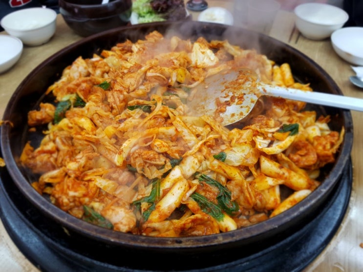 춘천 철판 닭갈비맛집 우성닭갈비 한 판 드셔보실래요?