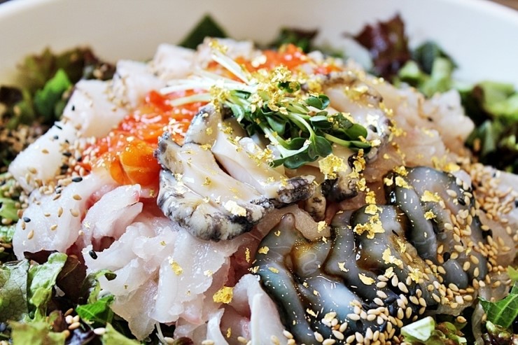  강원도 속초 맛집 황금으로 둘러쌓인 물회?