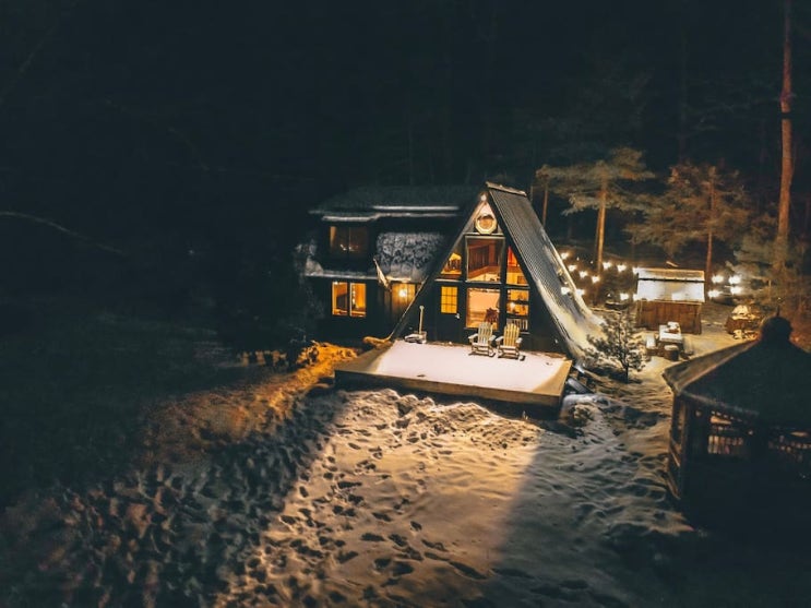 삼각형 지붕 A-Frame 구조 와 꺾인 지붕 조합의 펜션 주택