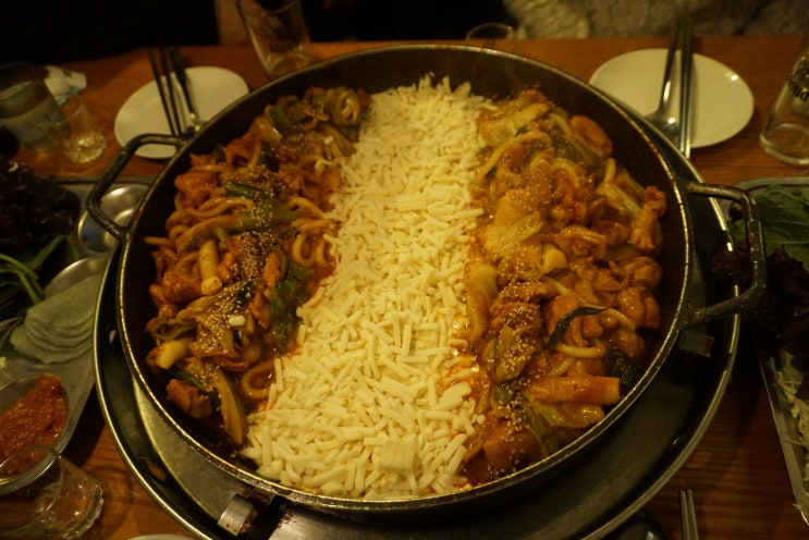  강남역 맛집, 치즈가  닭갈비를 가른 - 본토닭갈비