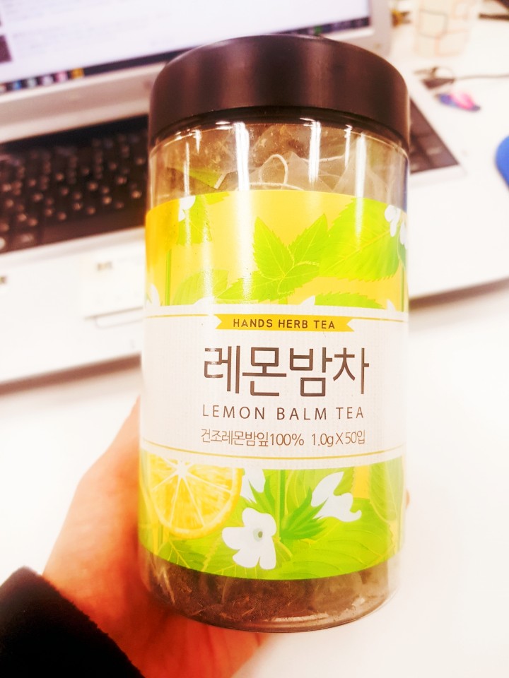  오늘 레몬밤차  마시기 시작했다.
