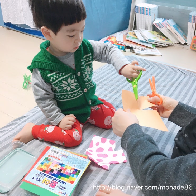  [생후24개월] 유아용 가위로 안전하게 싹둑싹둑 가위질 놀이 하자! (feat.모아색종이 500매 ^^)