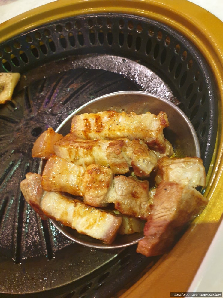 오목교 맛집 육화식당 삼겹살 구워주는 고기집
