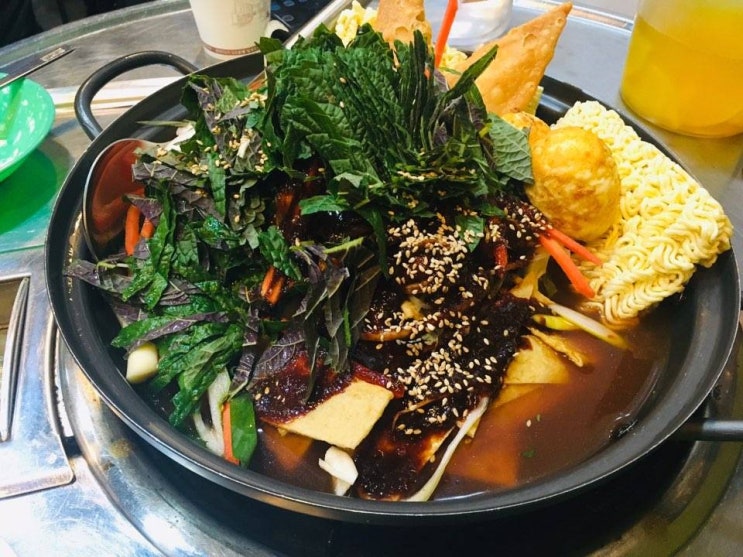  보들보들 떡과 향긋한 깻잎의 콜라보! <충무로 - 솜이네 떡볶이>