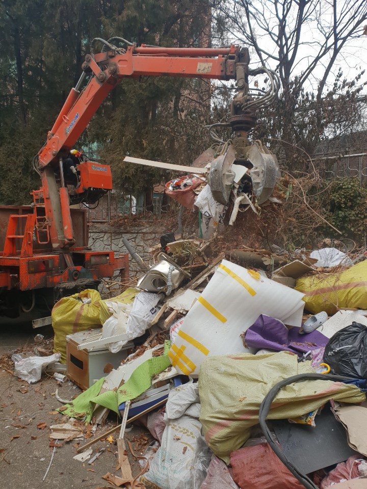 서울 전농중학교 학교폐기물. 방치된 쓰레기, 벌목한 나무, 공사 폐자재들. 현장사진후기-53