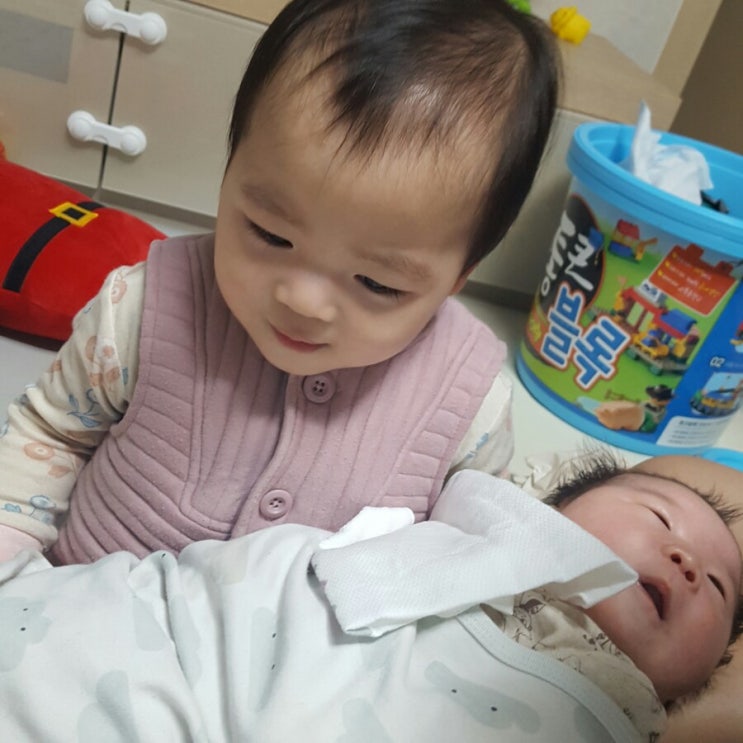  아직은 동생이랑 안친한 서우 ㅋㅋ/ 일찍자 동생 자는데 왜 시끄럽게하니ㅠㅠ